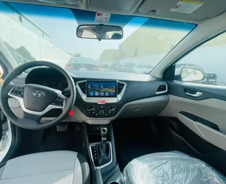 Hyundai Accent 2022 tillgänglig för uthyrning i Dubai, med en körsträckegräns på 200 km/dag.