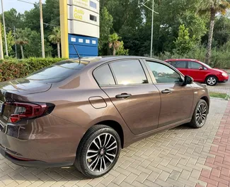 Přední pohled na pronájem Fiat Tipo Sedan na letišti Tirana, Albánie ✓ Auto č. 7057. ✓ Převodovka Automatické TM ✓ Recenze 1.