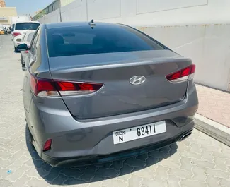 Hyundai Sonata bérlése. Kényelmes, Prémium típusú autó bérlése az Egyesült Arab Emírségekben ✓ Letét 1000 AED ✓ Biztosítási opciók: TPL, CDW.