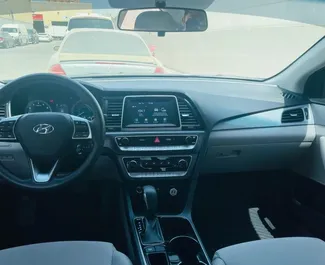 Aluguel de carro Hyundai Sonata 2018 nos Emirados Árabes Unidos, com ✓ combustível Gasolina e  cavalos de potência ➤ A partir de 94 AED por dia.