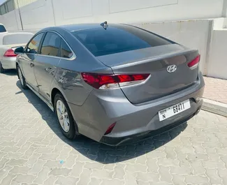 Hyundai Sonata 2018 διαθέσιμο για ενοικίαση στο Ντουμπάι, με όριο χιλιομέτρων 200 χλμ/ημέρα.