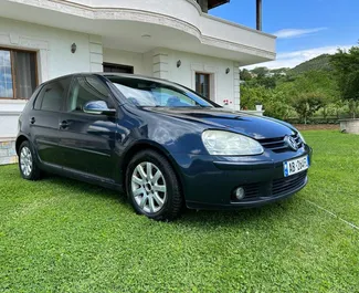 Vista frontal de un Volkswagen Golf 5 de alquiler en Tirana, Albania ✓ Coche n.º 7162. ✓ Automático TM ✓ 0 opiniones.