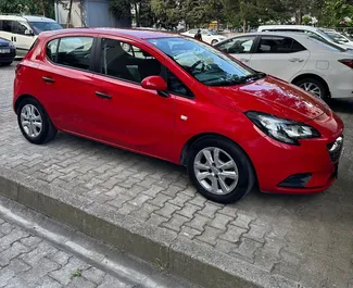 Vista frontal de um aluguel Opel Corsa no aeroporto Sabiha Gokcen de Istambul, Turquia ✓ Carro #7175. ✓ Transmissão Automático TM ✓ 0 avaliações.