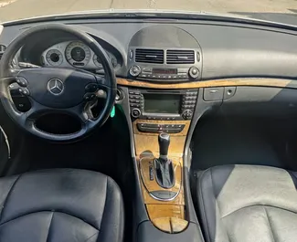 Ενοικίαση Mercedes-Benz E-Class. Αυτοκίνητο Πρίμιουμ προς ενοικίαση στην Αλβανία ✓ Κατάθεση 100 EUR ✓ Επιλογές ασφάλισης: TPL, CDW, SCDW, FDW, Κλοπή.