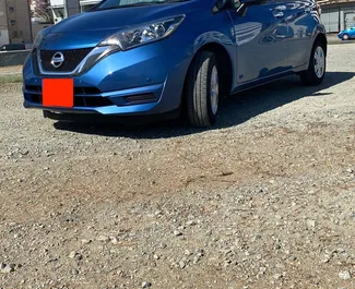 Vista frontal de un Nissan Note de alquiler en Larnaca, Chipre ✓ Coche n.º 7072. ✓ Automático TM ✓ 0 opiniones.