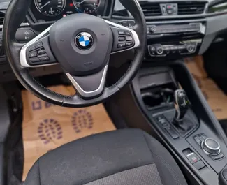 BMW X1 2019 automašīnas noma Melnkalnē, iezīmes ✓ Dīzeļdegviela degviela un 150 zirgspēki ➤ Sākot no 47 EUR dienā.