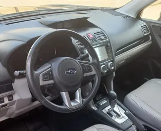 Interior de Subaru Forester para alquilar en Georgia. Un gran coche de 5 plazas con transmisión Automático.