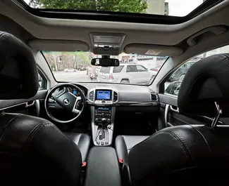 Intérieur de Chevrolet Captiva à louer en Géorgie. Une excellente voiture de 7 places avec une transmission Automatique.