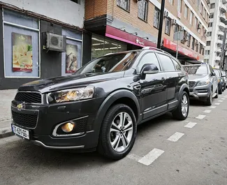 Vista frontal de un Chevrolet Captiva de alquiler en Tiflis, Georgia ✓ Coche n.º 7266. ✓ Automático TM ✓ 0 opiniones.