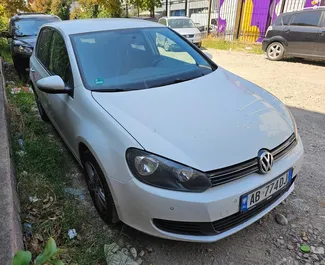 Vista frontale di un noleggio Volkswagen Golf 6 a Tirana, Albania ✓ Auto #7219. ✓ Cambio Manuale TM ✓ 0 recensioni.