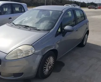 Vista frontal de un Fiat Punto de alquiler en Durres, Albania ✓ Coche n.º 7296. ✓ Manual TM ✓ 0 opiniones.