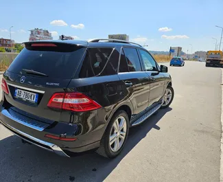 Interiér Mercedes-Benz ML350 na prenájom v v Albánsku. Skvelé auto so sedadlami pre 5 osôb s prevodovkou Automatické.