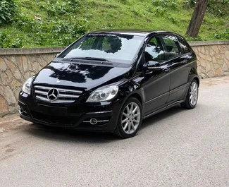 Sprednji pogled najetega avtomobila Mercedes-Benz B-Class v v mestu Durres, Albanija ✓ Avtomobil #7300. ✓ Menjalnik Samodejno TM ✓ Mnenja 6.