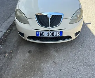 Vista frontal de um aluguel Lancia Ypsilon em Durres, Albânia ✓ Carro #7302. ✓ Transmissão Manual TM ✓ 1 avaliações.