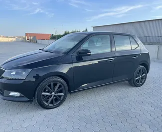 Vista frontal de un Skoda Fabia de alquiler en Durres, Albania ✓ Coche n.º 7288. ✓ Automático TM ✓ 6 opiniones.