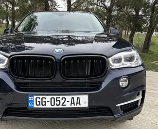 Utleie av BMW X5. Premium, Crossover bil til leie i Georgia ✓ Depositum på 500 GEL ✓ Forsikringsalternativer: TPL, CDW, SCDW, FDW, Passasjerer, Tyveri.