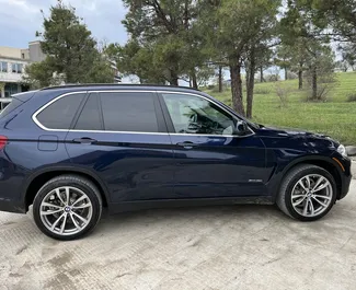 Interior de BMW X5 para alquilar en Georgia. Un gran coche de 7 plazas con transmisión Automático.