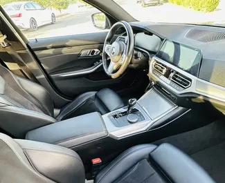 Intérieur de BMW 320d à louer en Géorgie. Une excellente voiture de 4 places avec une transmission Automatique.