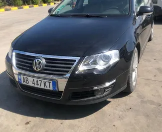 Vista frontal de un Volkswagen Passat Variant de alquiler en Durres, Albania ✓ Coche n.º 7291. ✓ Automático TM ✓ 1 opiniones.