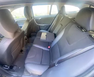 Interior de Volvo V60 para alquilar en Albania. Un gran coche de 5 plazas con transmisión Manual.