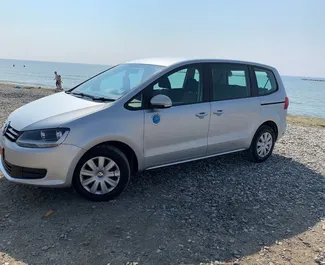 Vista frontal de un Volkswagen Sharan de alquiler en Larnaca, Chipre ✓ Coche n.º 7204. ✓ Automático TM ✓ 0 opiniones.