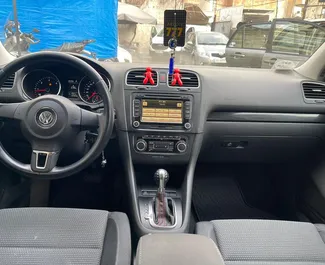 واجهة أمامية لسيارة إيجار Volkswagen Golf 6 في في تيرانا, ألبانيا ✓ رقم السيارة 7220. ✓ ناقل حركة أوتوماتيكي ✓ تقييمات 0.