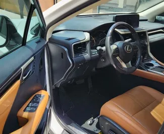 Interior de Lexus RX 350 para alquilar en los EAU. Un gran coche de 5 plazas con transmisión Automático.