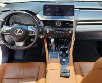 Lexus RX 350 2021 disponible para alquilar en Dubai, con límite de millaje de 250 km/día.