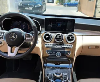 Bensin 3,0L motor i Mercedes-Benz C-Class 2021 för uthyrning i Dubai.