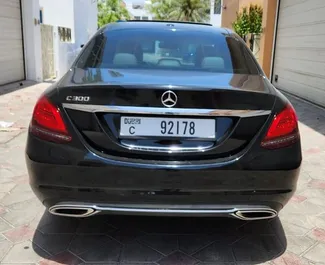 Mercedes-Benz C-Class 2021 tillgänglig för uthyrning i Dubai, med en körsträckegräns på 250 km/dag.