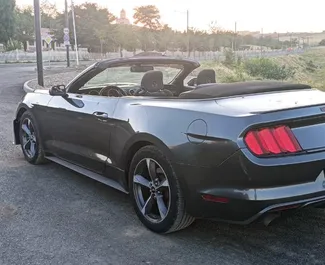 Ford Mustang Cabrio 2017 διαθέσιμο για ενοικίαση στην Τιφλίδα, με όριο χιλιομέτρων απεριόριστο.