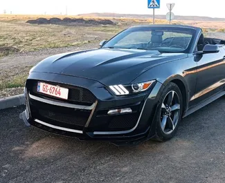 Vista frontal de un Ford Mustang Cabrio de alquiler en Tiflis, Georgia ✓ Coche n.º 7241. ✓ Automático TM ✓ 0 opiniones.