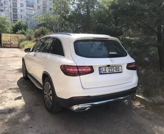 Mercedes-Benz GLC-Class 2018 tillgänglig för uthyrning i Tbilisi, med en körsträckegräns på obegränsad.