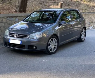 Vista frontal de un Volkswagen Golf 5 de alquiler en Durres, Albania ✓ Coche n.º 7313. ✓ Manual TM ✓ 1 opiniones.