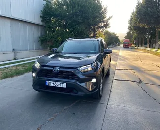 Vista frontal de un Toyota Rav4 de alquiler en Tiflis, Georgia ✓ Coche n.º 7267. ✓ Automático TM ✓ 0 opiniones.