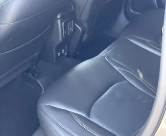 Wnętrze Jeep Compass do wynajęcia w Gruzji. Doskonały samochód 5-osobowy. ✓ Skrzynia Automatyczna.