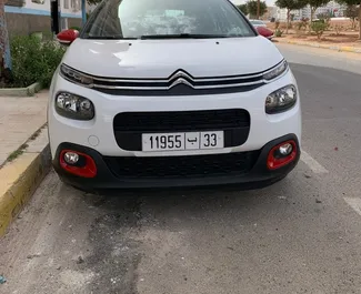 Vista frontal de un Citroen C3 de alquiler en el aeropuerto de Agadir, Marruecos ✓ Coche n.º 7538. ✓ Manual TM ✓ 2 opiniones.