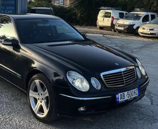 Μπροστινή όψη ενοικιαζόμενου Mercedes-Benz E-Class στα Τίρανα, Αλβανία ✓ Αριθμός αυτοκινήτου #7343. ✓ Κιβώτιο ταχυτήτων Αυτόματο TM ✓ 0 κριτικές.