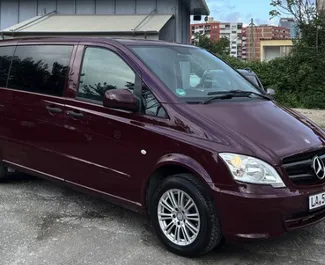 Sprednji pogled najetega avtomobila Mercedes-Benz Vito v v Tirani, Albanija ✓ Avtomobil #7340. ✓ Menjalnik Priročnik TM ✓ Mnenja 0.