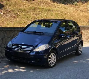 Predný pohľad na prenajaté auto Mercedes-Benz A-Class v v meste Durres, Albánsko ✓ Auto č. 7308. ✓ Prevodovka Manuálne TM ✓ Hodnotenia 1.