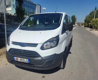 Sprednji pogled najetega avtomobila Ford Tourneo Custom v v Tirani, Albanija ✓ Avtomobil #7450. ✓ Menjalnik Priročnik TM ✓ Mnenja 0.