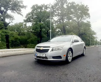 Vista frontal de um aluguel Chevrolet Cruze em Kutaisi, Geórgia ✓ Carro #7572. ✓ Transmissão Automático TM ✓ 9 avaliações.