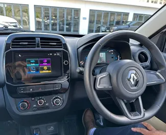 Vista frontal de un Renault KWID de alquiler en el aeropuerto de Mauricio, Mauricio ✓ Coche n.º 7373. ✓ Automático TM ✓ 0 opiniones.