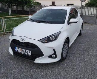 Přední pohled na pronájem Toyota Yaris v Budvě, Černá Hora ✓ Auto č. 7466. ✓ Převodovka Automatické TM ✓ Recenze 0.