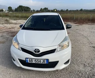 Vista frontal de um aluguel Toyota Yaris no aeroporto de Tirana, Albânia ✓ Carro #7479. ✓ Transmissão Manual TM ✓ 2 avaliações.