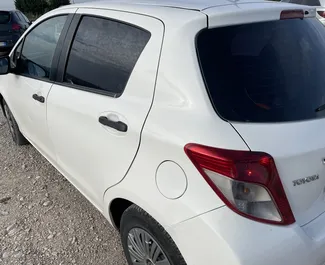 Toyota Yaris 2013 location de voiture en Albanie, avec ✓ Diesel carburant et 70 chevaux ➤ À partir de 20 EUR par jour.