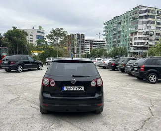 Vista frontale di un noleggio Volkswagen Golf+ a Tirana, Albania ✓ Auto #7339. ✓ Cambio Automatico TM ✓ 0 recensioni.