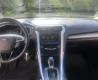 Ford Fusion Sedan 2013 için kiralık Benzin 2,5L motor, Erivan'da.