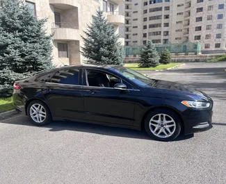 Ford Fusion Sedan 2013 disponible para alquilar en Ereván, con límite de millaje de ilimitado.