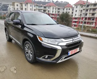 Vista frontal de un Mitsubishi Outlander de alquiler en Tiflis, Georgia ✓ Coche n.º 7507. ✓ Automático TM ✓ 0 opiniones.